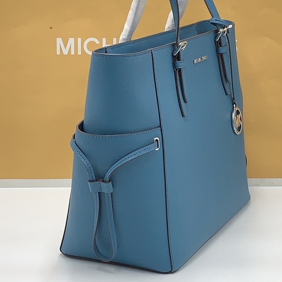 MICHAEL KORS
Gilly Large Saffiano Leather Tote Bag
TEAL COLOR - Picture 3 of 16